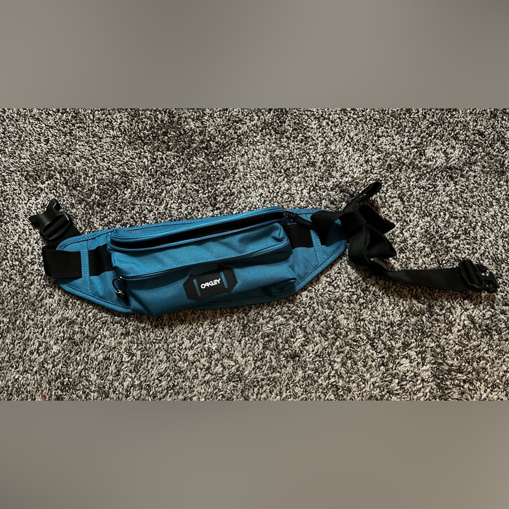 Oakley Fanny Pack in Teal.